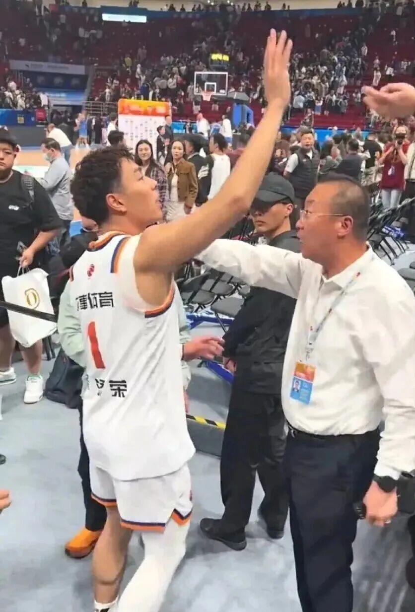 易胜博体育登录入口-让李添荣和黄荣奇击个掌，天塌不下来